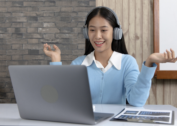Online English teacher delivering a personalised one-to-one lesson through a virtual learning platform.