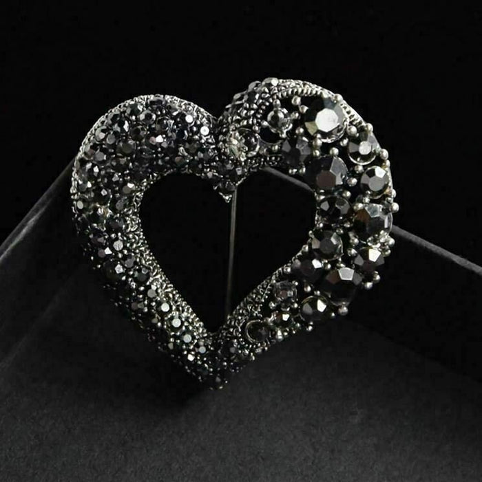 Stunning vintage look retro style black heart celebrity love brooch broach pin d