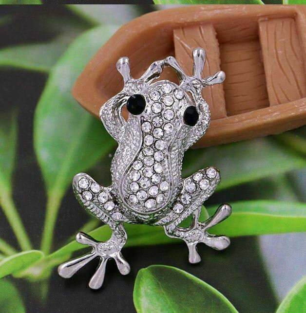 Vintage look silver plated lucky frog brooch suit coat broach collar pin b24